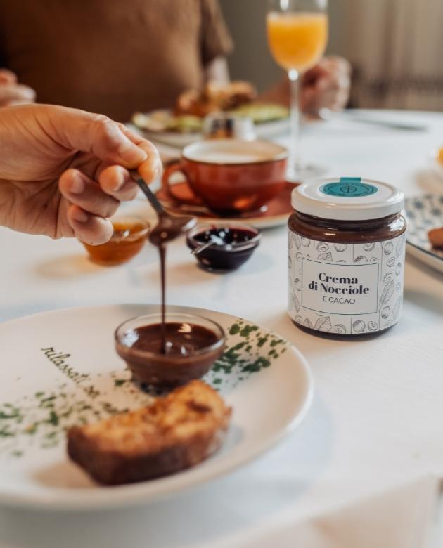 Colazione con crema di nocciole e cacao, pane e bevande.